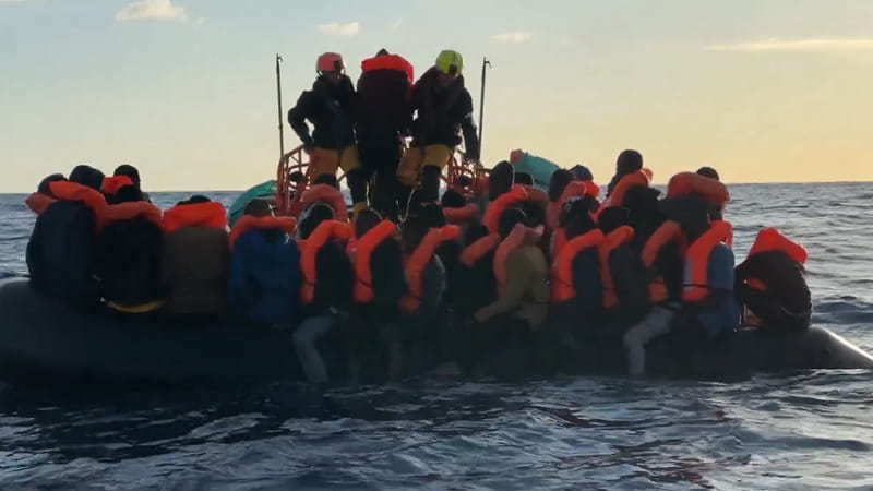 Migranti, Ocean Viking salva “la nave dei ragazzini”. A bordo quasi tutti minori
