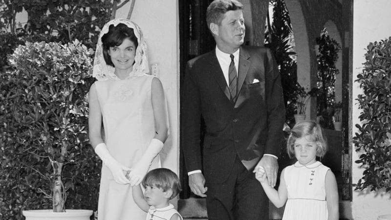 Jacqueline Bouvier Kennedy (1929-1994) con il marito John e i figli John jr. e Caroline. Bettmann Archive / getty images