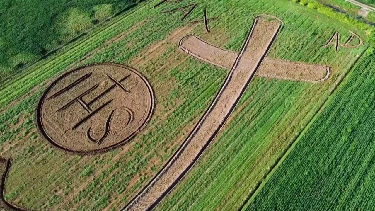Giubileo 2025, la scritta su un campo col trattore: il tributo dell'artista Gambarin