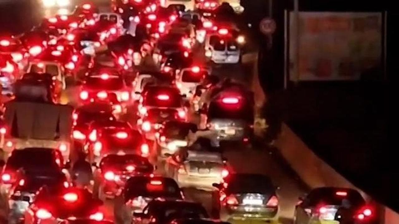 Libano, la lunga notte del controesodo: migliaia di auto bloccate in autostrada