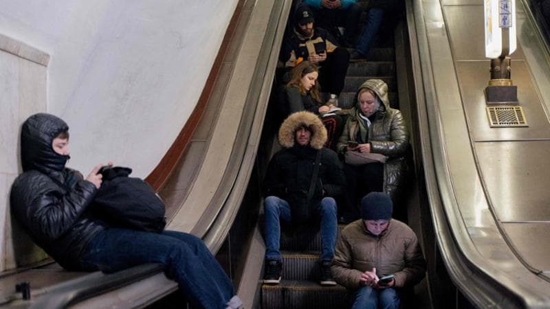 Ucraina, il grande buio. Attacchi russi sulle centrali energetiche: un milione senza luce