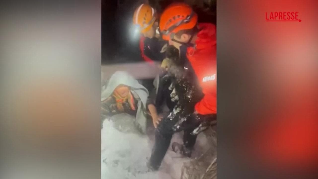 Turchia, coppia di 70enni si perde in montagna durante bufera di neve: il momento del salvataggio