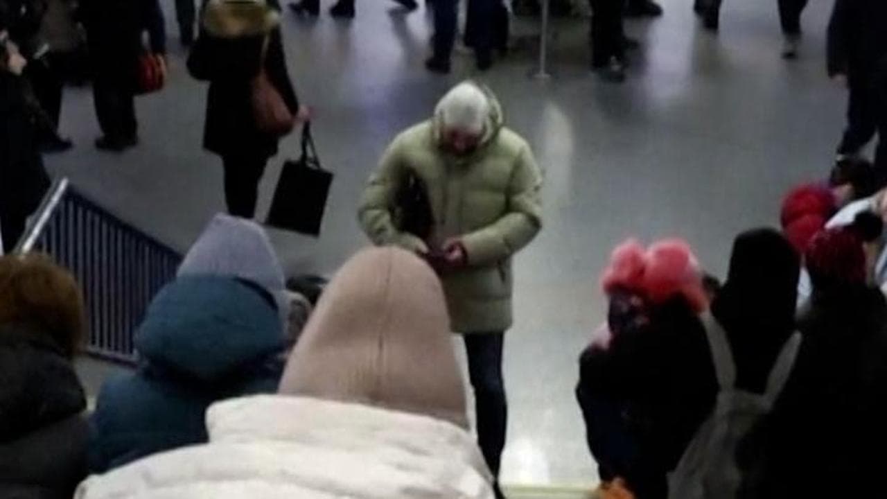 Ucraina, Kiev sotto attacco: i cittadini si rifugiano nella metropolitana