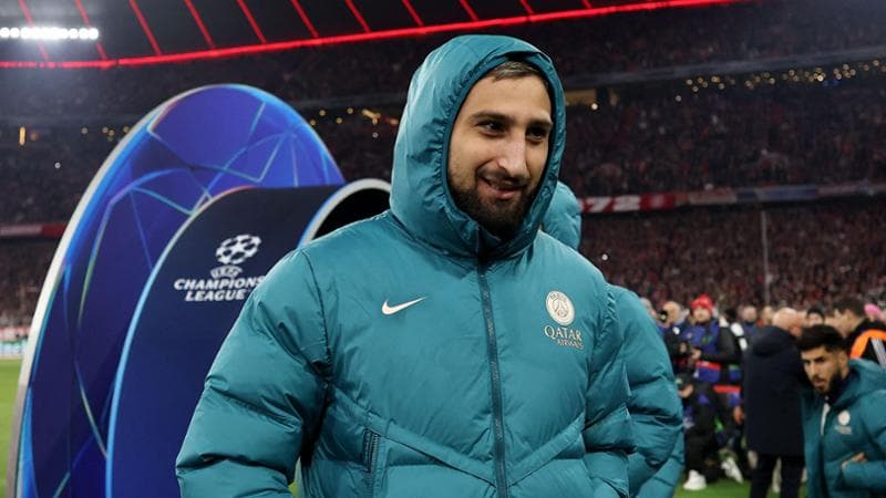 Parate e papere al Psg: Donnarumma va in panchina, Luis Enrique sceglie Safonov ma si pente