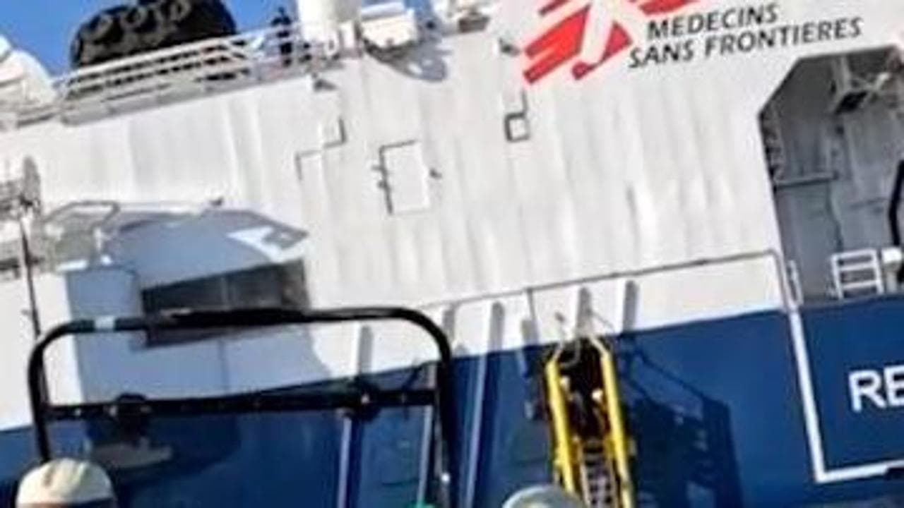 Spari dalla nave libica, decine di migranti si gettano in mare: le immagini dei soccorsi di Msf