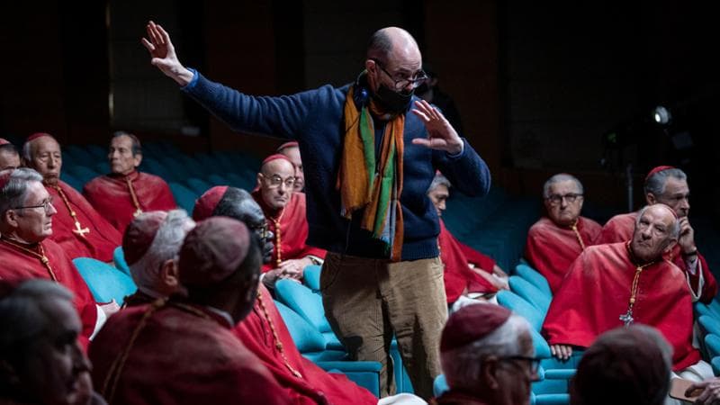 il regista tedesco Edward Berger sul set di Conclave, nelle sale dal 19 dicembre (distribuito da Eagle Pictures), tratto dal romanzo dello scrittore inglese Robert Harris 
(Mondadori, 2016)