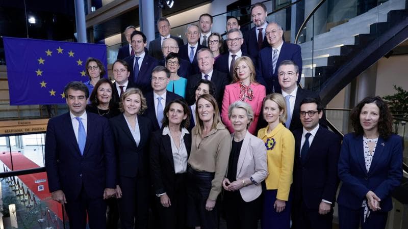 Strasburgo, 27 novembre: Ursula von der Leyen e Roberta Metsola con i commissari europei