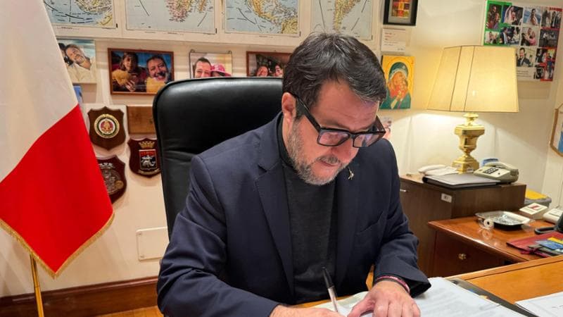 Il ministro dei Trasporti Matteo Salvini firma la precettazione per lo sciopero generale del 29 novembre
