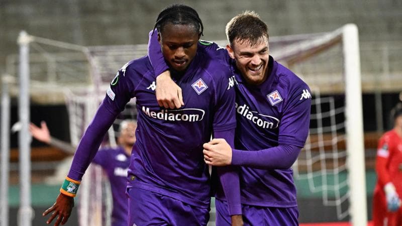Kouamé esulta dopo il gol