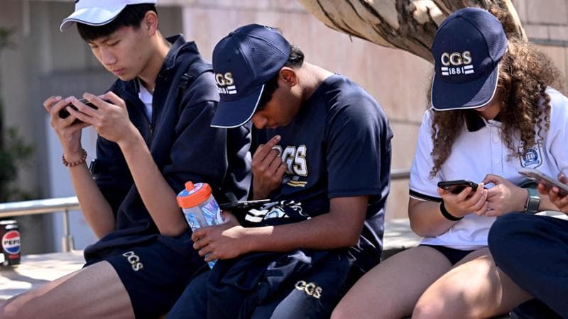 Melbourne (Australia), 28 novembre: alcuni studenti con gli smartphone