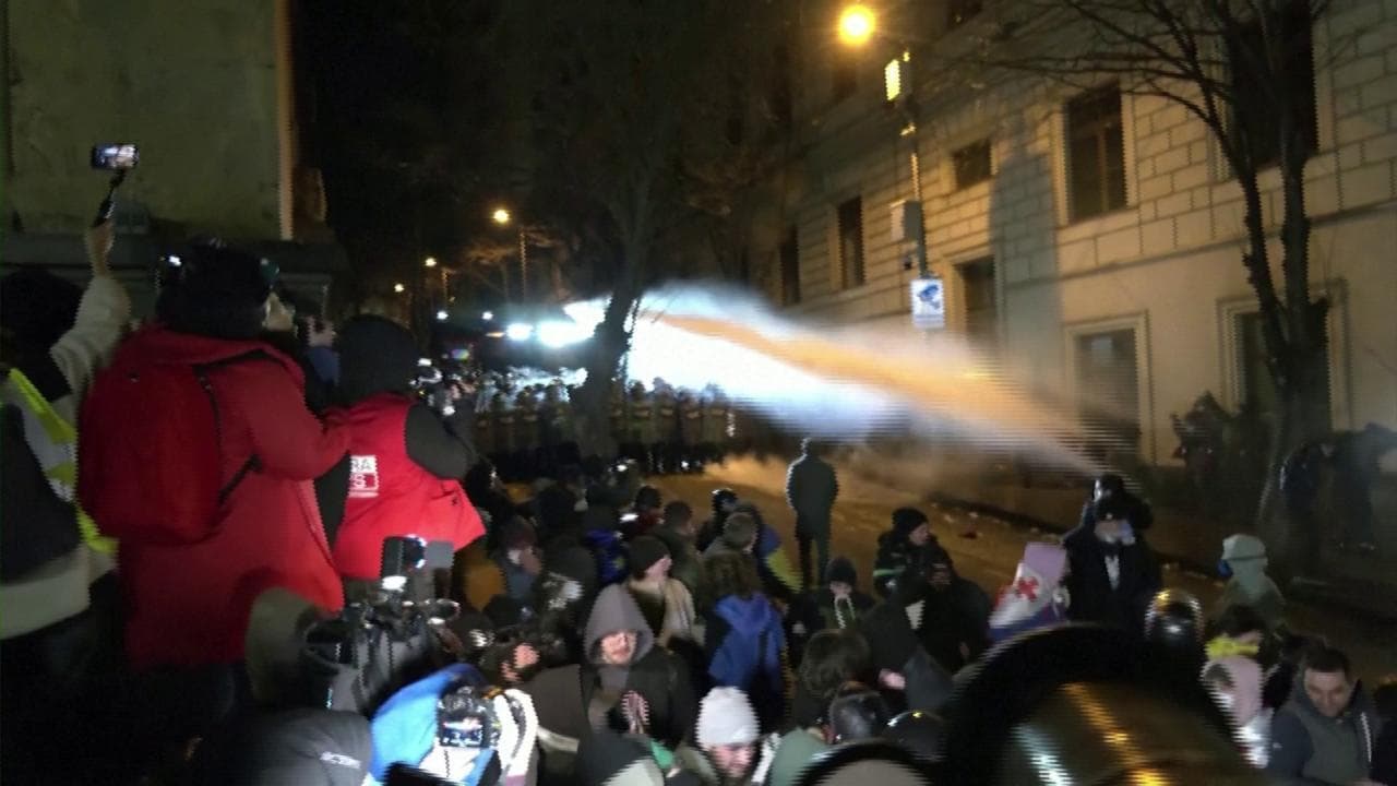 Georgia, il governo sospende l'adesione alla UE: proteste in piazza e dura repressione della polizia