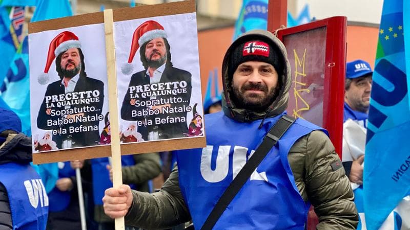 Uno dei lavoratori scesi in piazza a Bologna