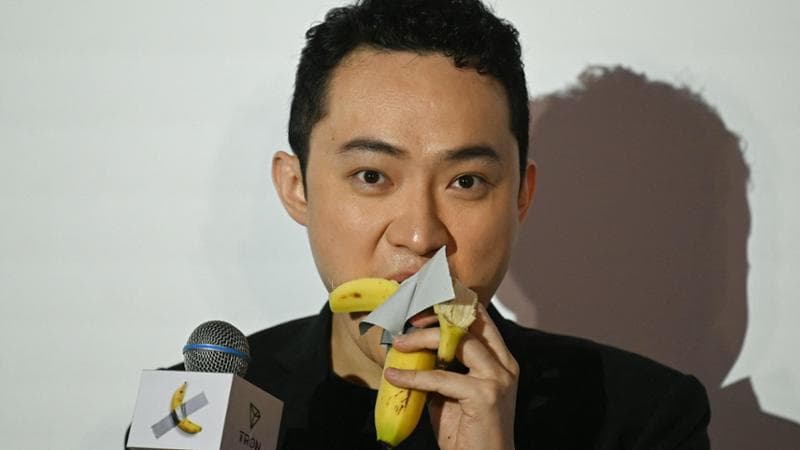 Il cinese Justin Sun che ha pagato 6 milioni la banana di Cattelan se l’è mangiata