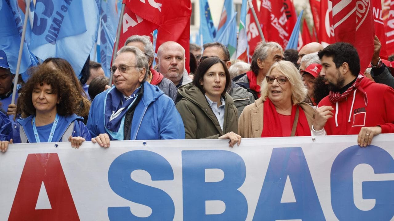 Al centro, la segretaria pd Elly Schlein a Roma