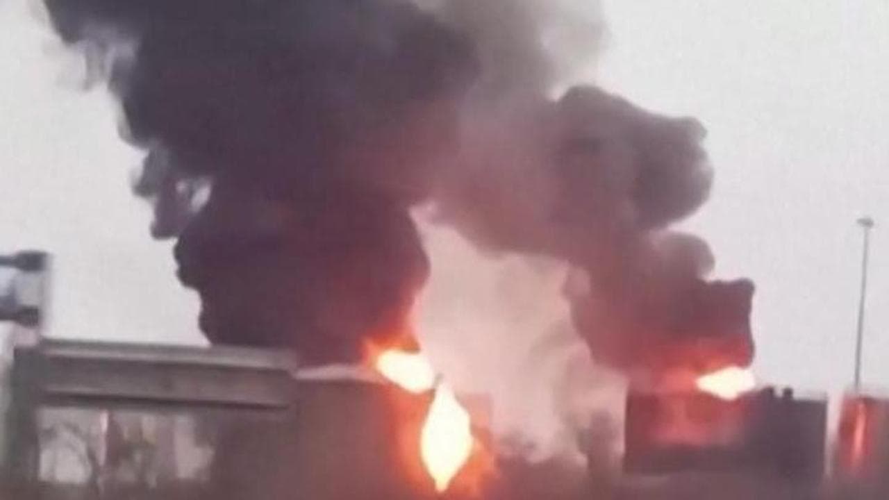 Droni ucraini su Rostov, iI deposito petrolifero in fiamme: le immagini di un automobilista