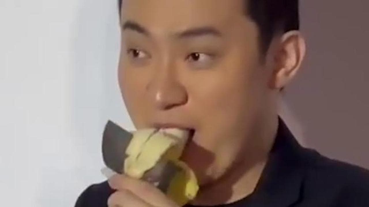 Justin Sun mangia la banana di Cattelan: il video del miliardario cinese che l'ha comprata