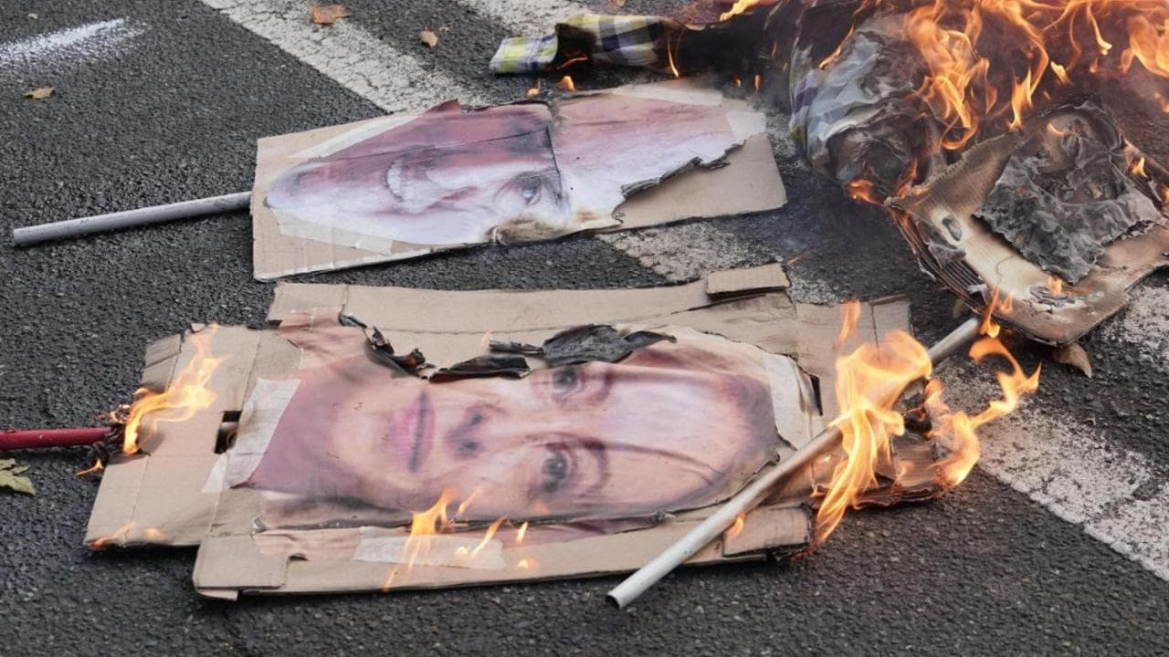 La foto di Giorgia Meloni bruciata a Torino