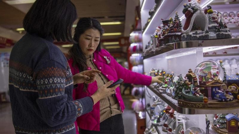 Nella fabbrica cinese di Babbo Natale. “Noi più forti dei dazi Usa”