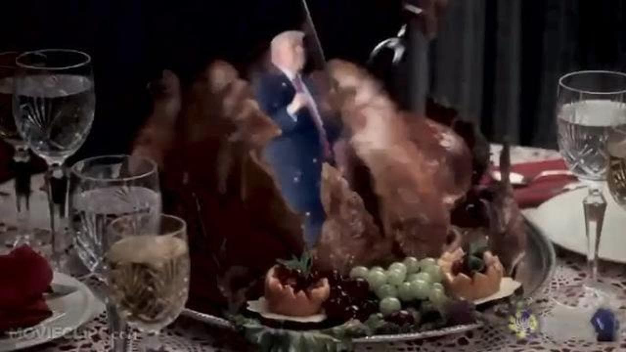 Trump sbuca dal tacchino e rovina la festa a Biden: la provocazione nel giorno dei Ringraziamento