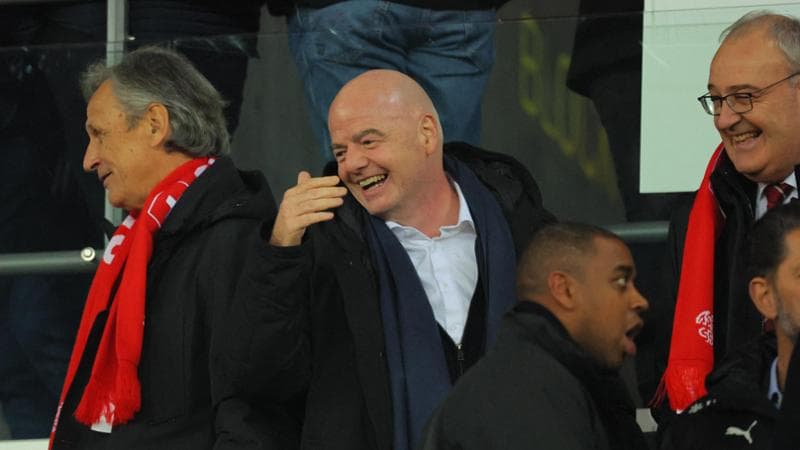 Gianni Infantino (al centro), presidente della Fifa