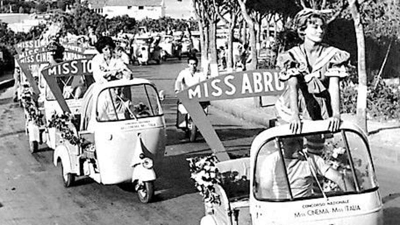 Le concorrenti di Miss Italia sfilano in Ape negli anni '50 (Ansa/Archivi Alinari)