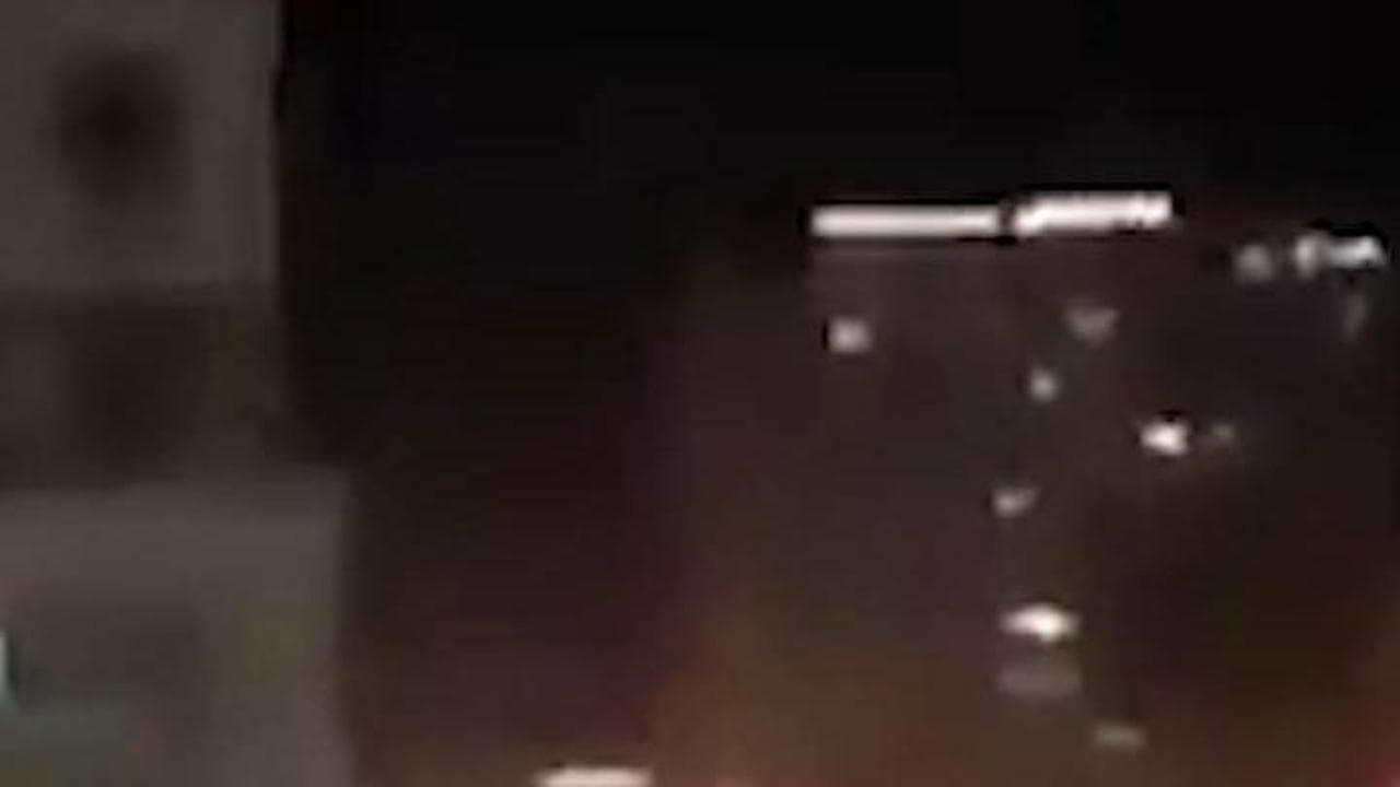 Siria, spari per le strade di Damasco: il video dall'auto in corsa