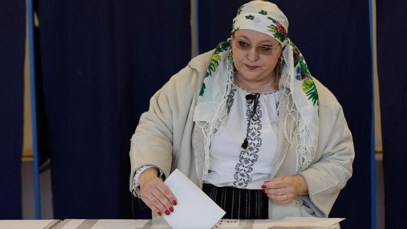 La leader del partito di estrema destra "Sos Romania" Diana Sosoaca al seggio