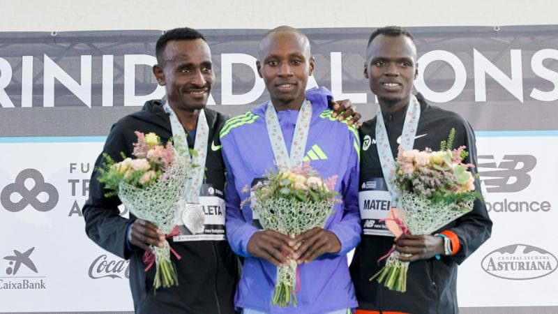 Il podio della maratona di Valencia, al centro il vincitore Sabastian Sawe