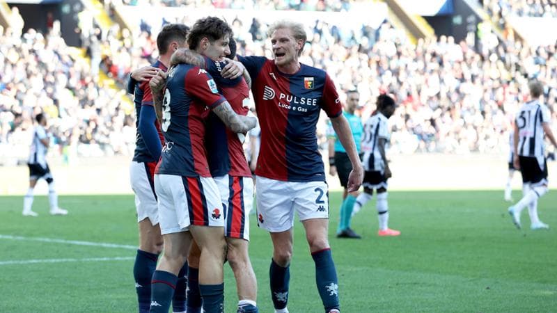 I giocatori del Genoa esultano dopo il gol del 2 a 0