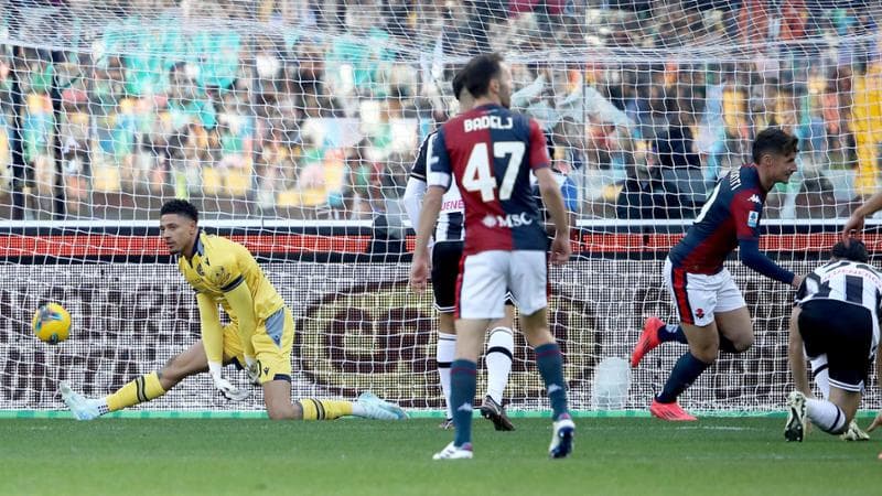 Pinamonti esulta dopo il gol