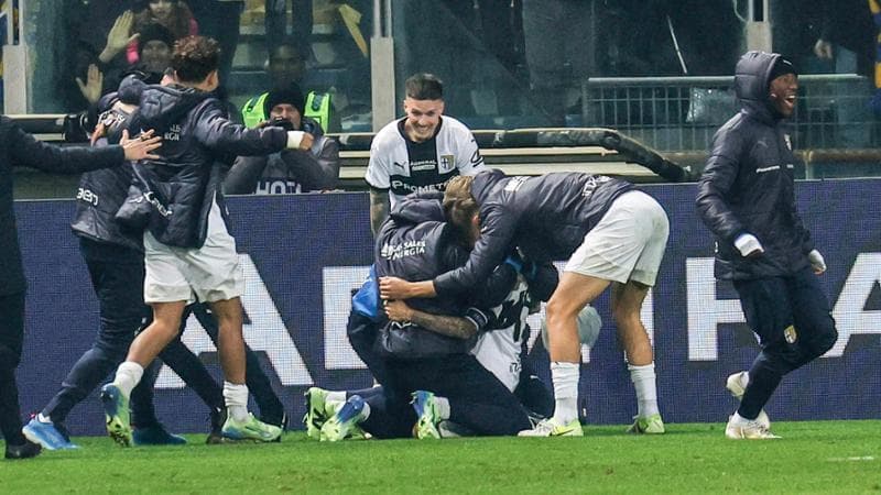 Delprato festeggiato dopo il gol del 3 a 1