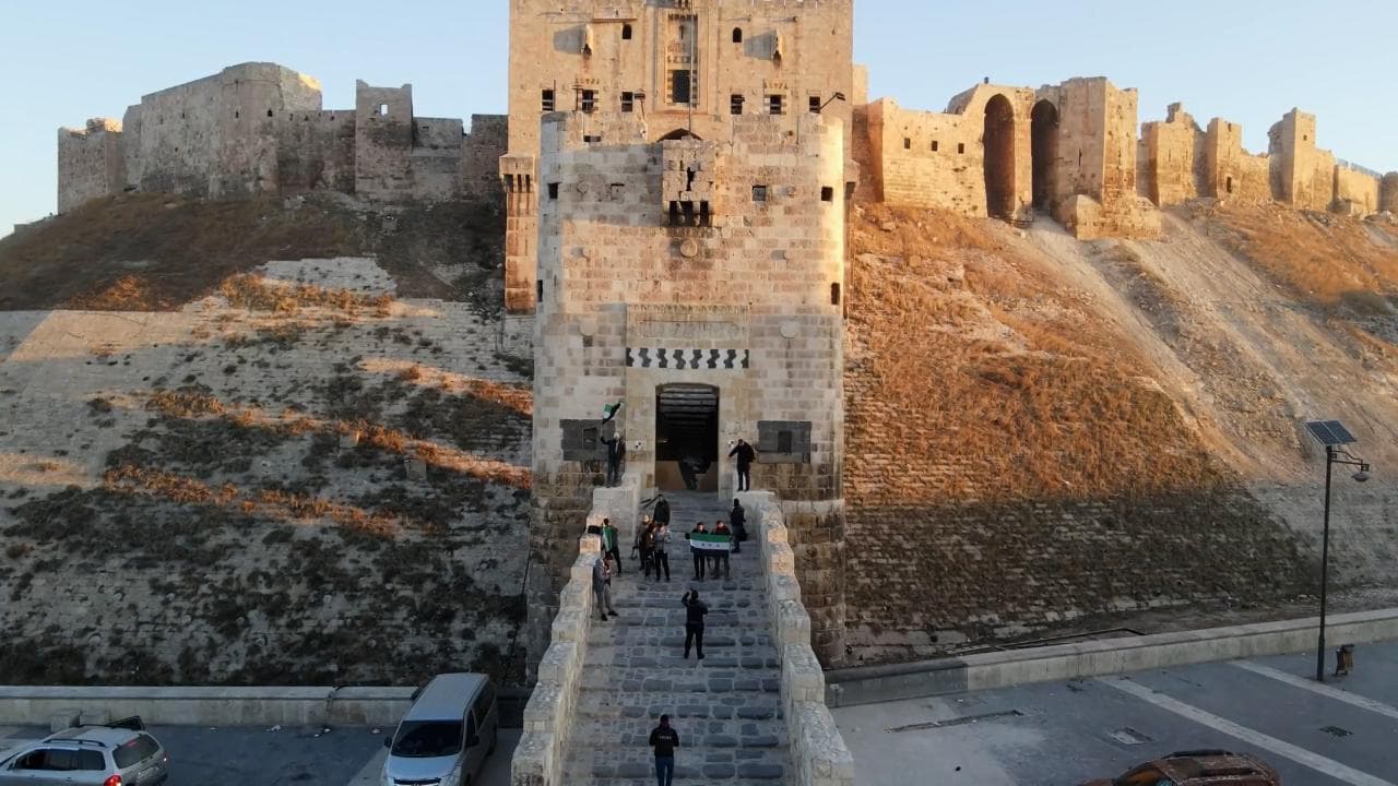 Aleppo, la bandiera dei ribelli anti-Assad sulla Cittadella