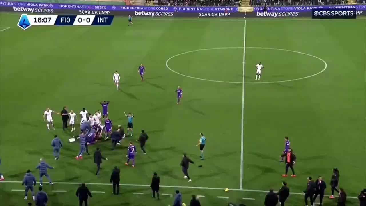 Malore in campo per Bove durante Fiorentina-Inter, i primi soccorsi al giocatore a terra