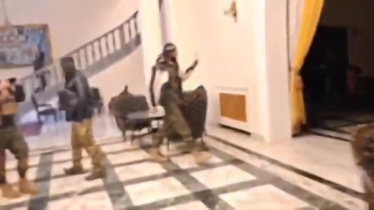 Siria, i ribelli si filmano nel palazzo di Assad ad Aleppo