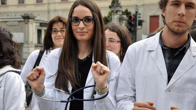 Medici a gettone, marcia indietro: un solo contratto e tariffe ridotte