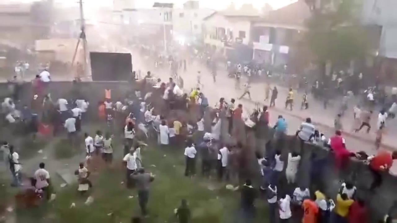 Guinea: scontri durante la partita di calcio, decine di morti e feriti nella calca