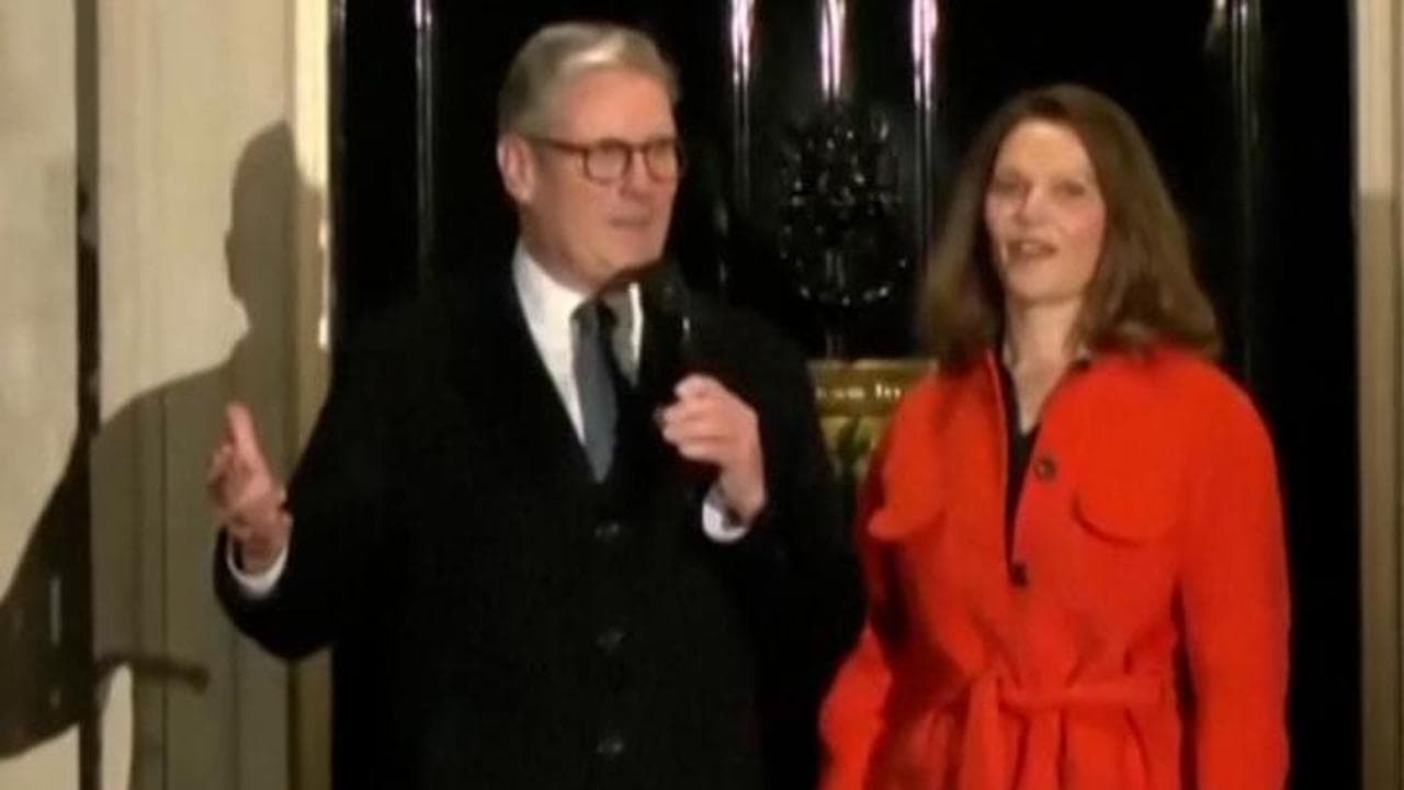Londra, a Downing Street è già Natale: il premier Starmer accende l'albero