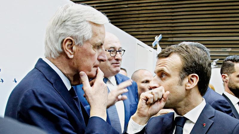 Il presidente francese Macron (destra) parla con Michel Barnier

