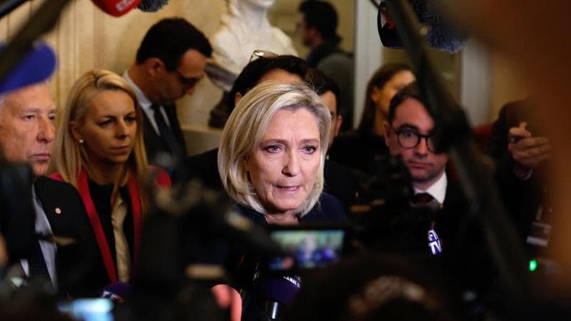 Le Pen silura Barnier insieme a Mélenchon: Francia senza timone, lo spread alle stelle