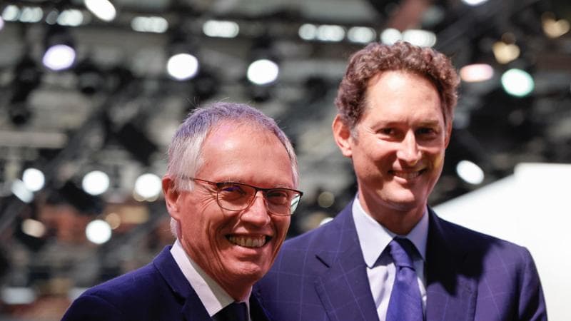 L'ex amministratore delegato di Stellantis Carlos Tavares con il presidente John Elkann