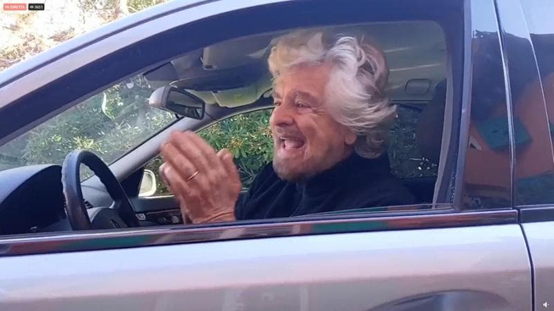 Grillo su un carro funebre: “Il M5S è morto, fatevi un altro simbolo. Traditi da Conte”