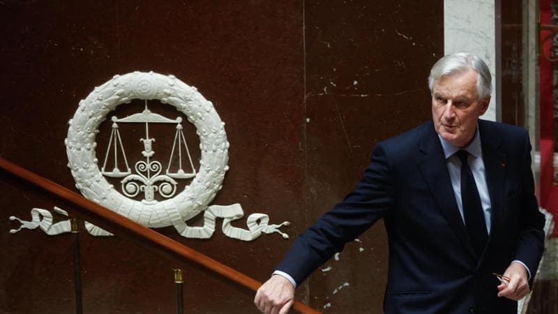 Francia, Barnier stasera in tv per evitare la crisi. Ma intanto il totopremier ha già due nomi forti