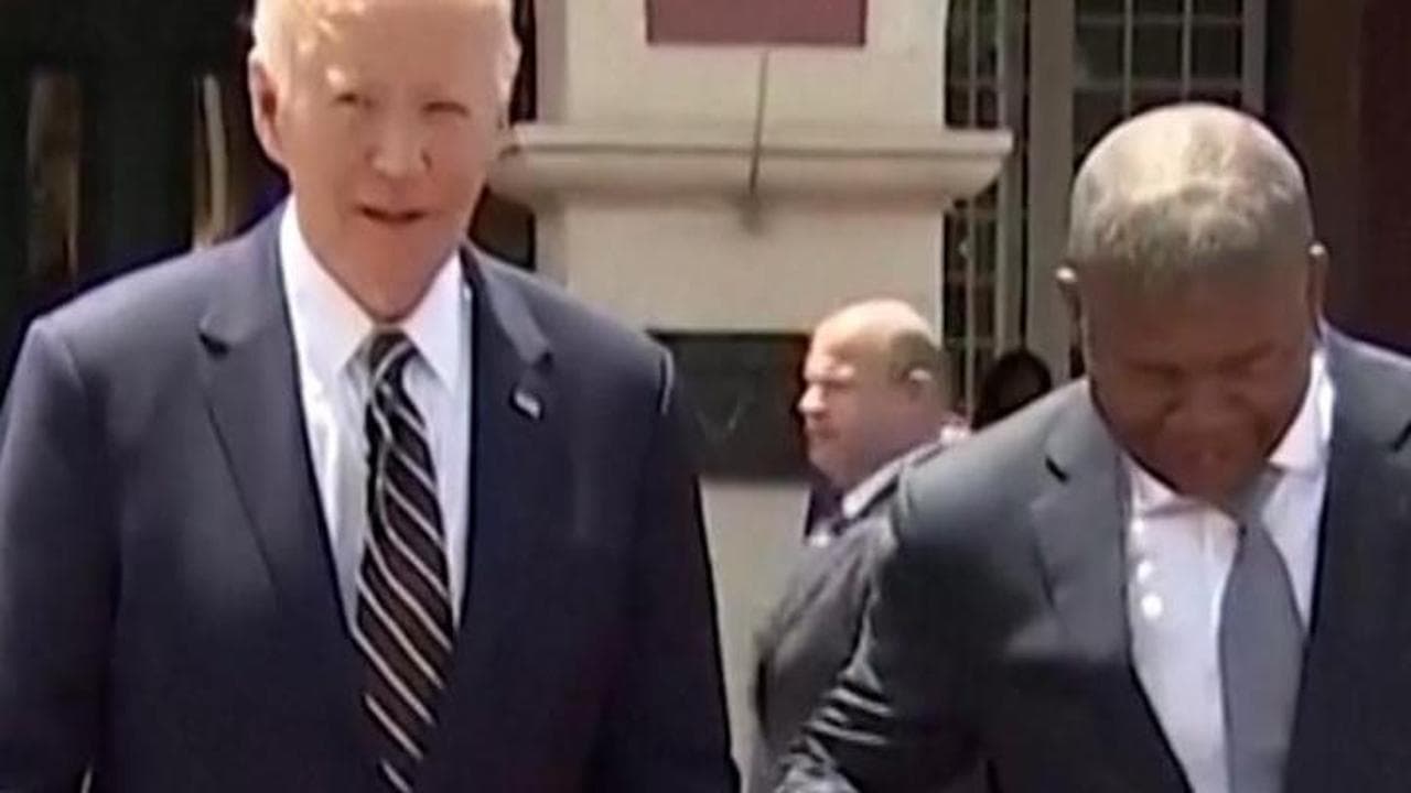 "Presidente, il gradino!": Biden rischia una nuova caduta durante la visita in Angola