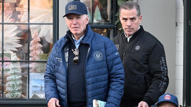 Nantucket, Massachusetts (Stati Uniti), 29 novembre: Joe Biden con il figlio Hunter