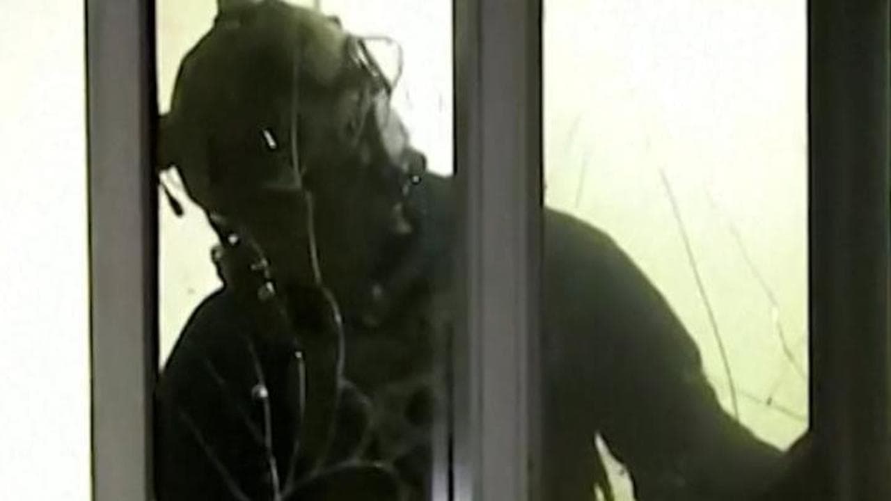 Seul, i militari irrompono nel Parlamento dalle finestre e poi si ritirano