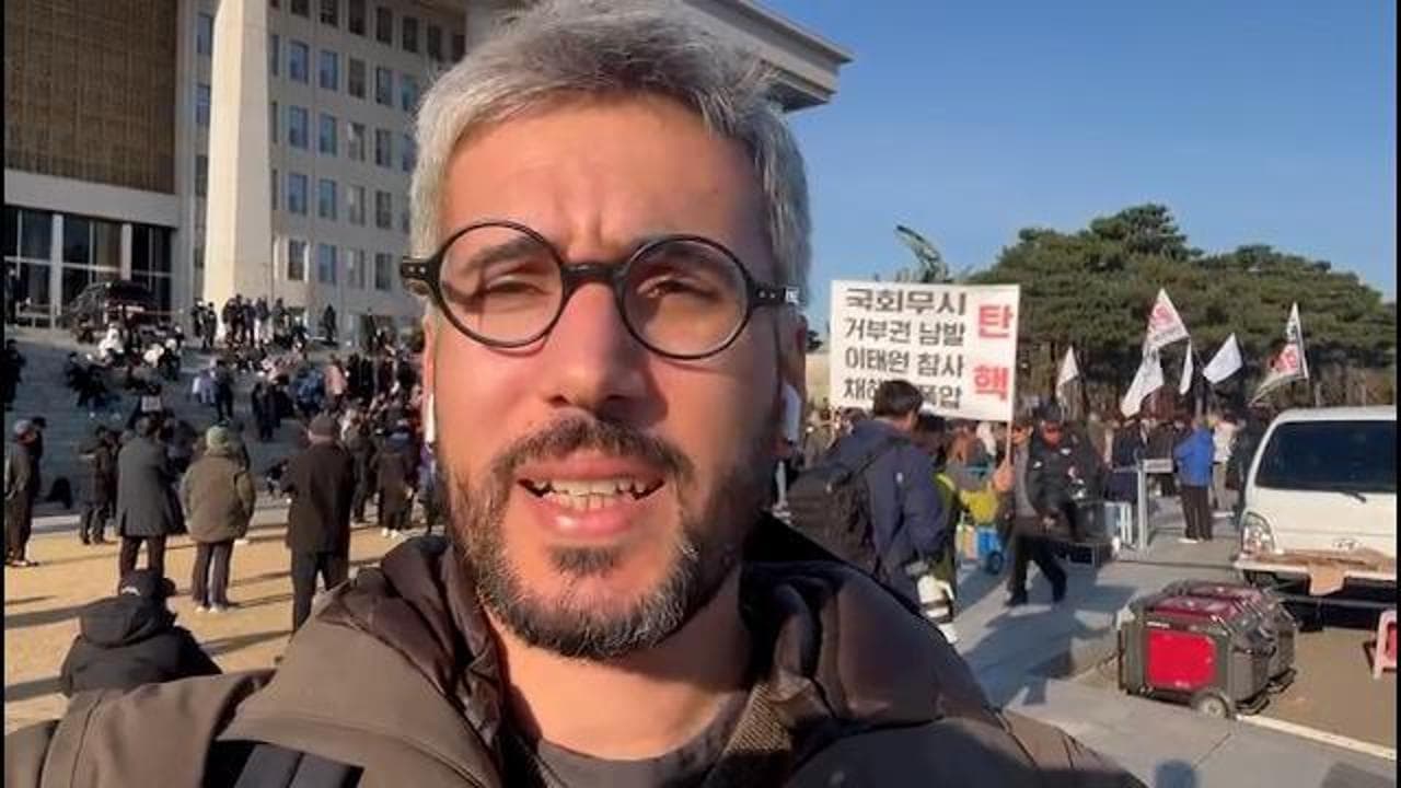 Con la folla che assedia il Parlamento di Seul contro il presidente