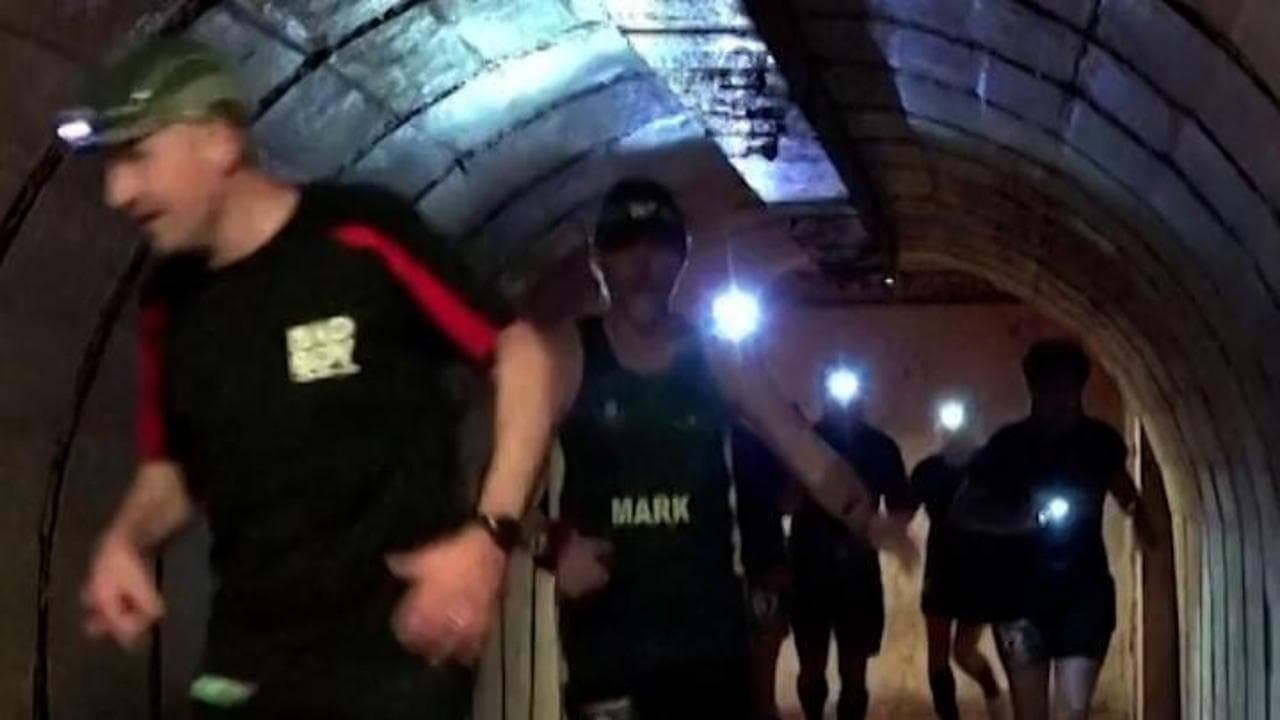 Inghilterra: caschetto e torcia per la prima maratona sotterranea nei bunker della Marina