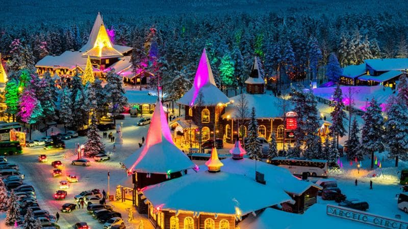 Veduta aerea del parco divertimenti Santa Claus Village e dei mercatini di Natale a Rovaniemi, Lapponia, Finlandia