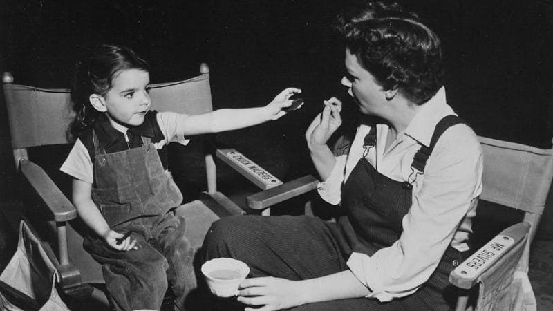 Liza Minnelli sul set de 'L'allegra fattoria' con sua mamma Judy Garland che prende il té, 1950