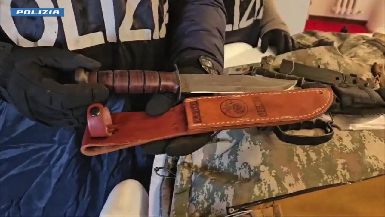 Nelle stanze dei neonazisti di "Werwolf": le immagini degli oggetti sequestrati